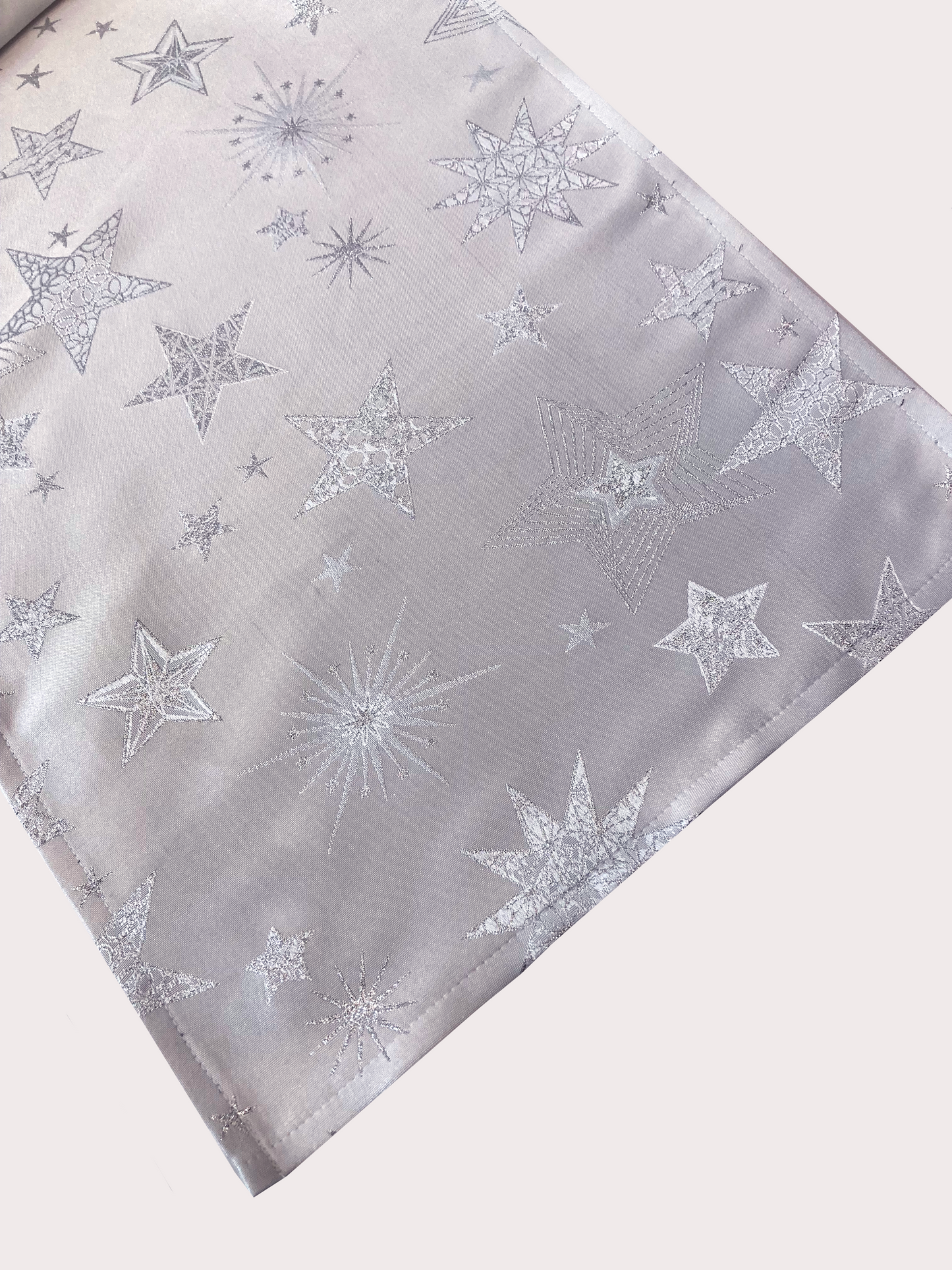 Ezüst színű, csillagos asztali futó