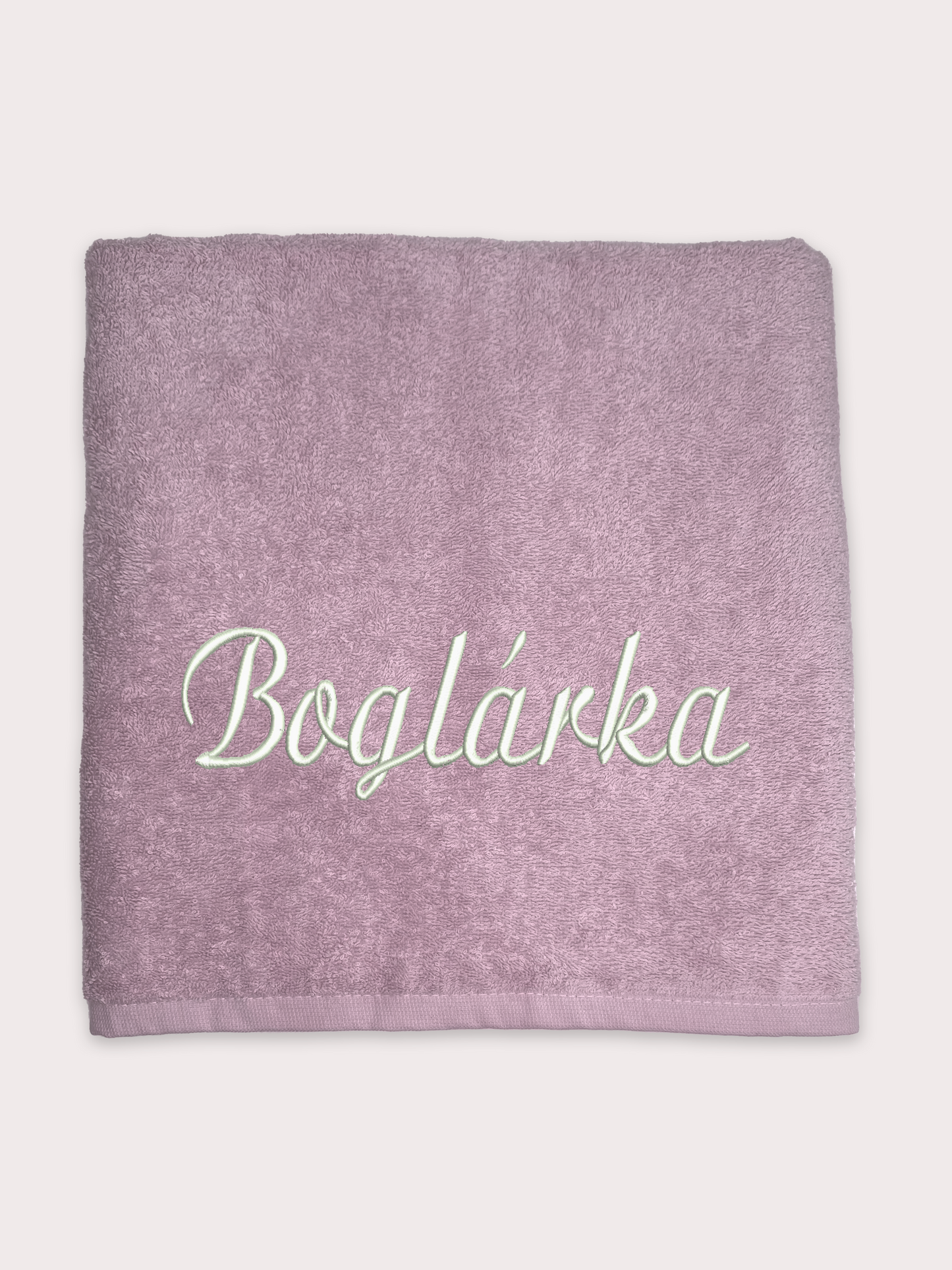 Mályva törölköző egy névvel hímezve