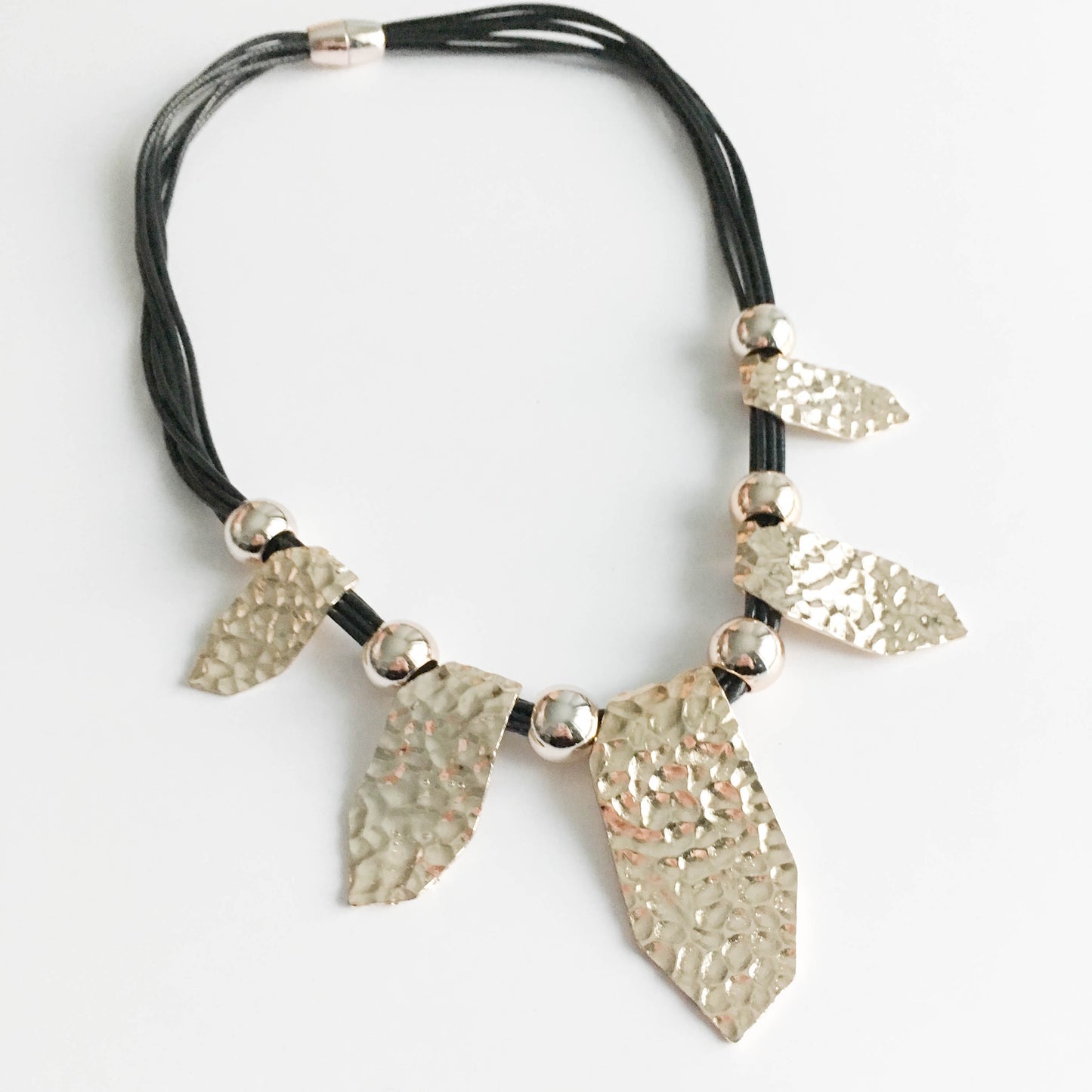 Fém leveles Bizsu nyaklánc