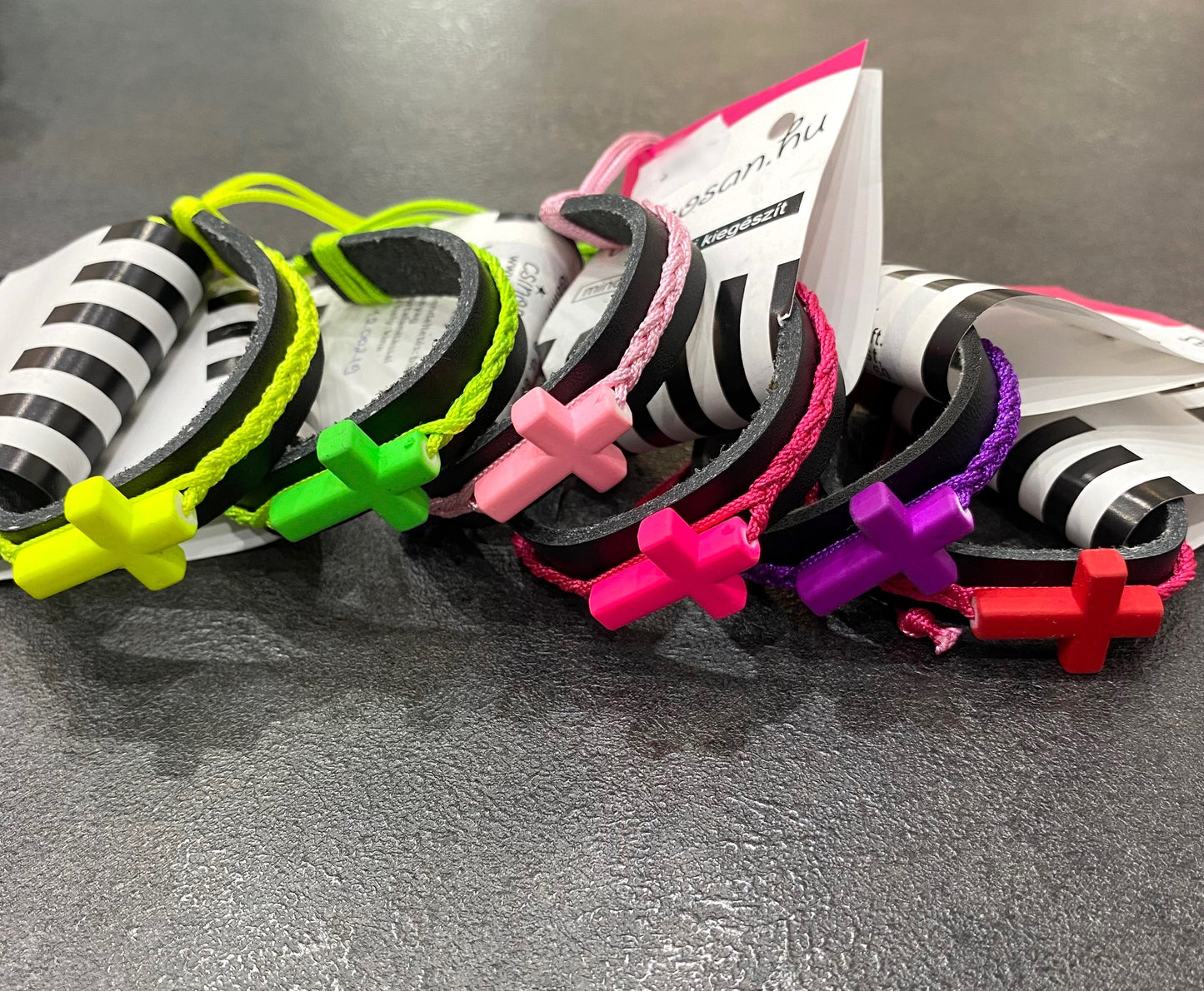 Színes keresztes karkötő