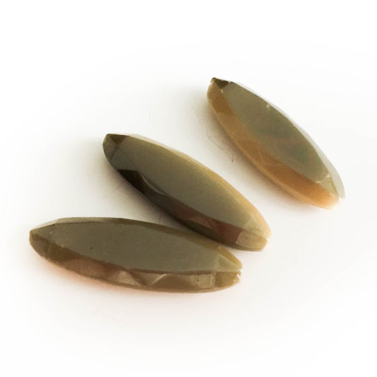 Szürkés-barna hosszú gyöngy