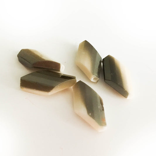 Szürkés-barna trapéz gyöngy