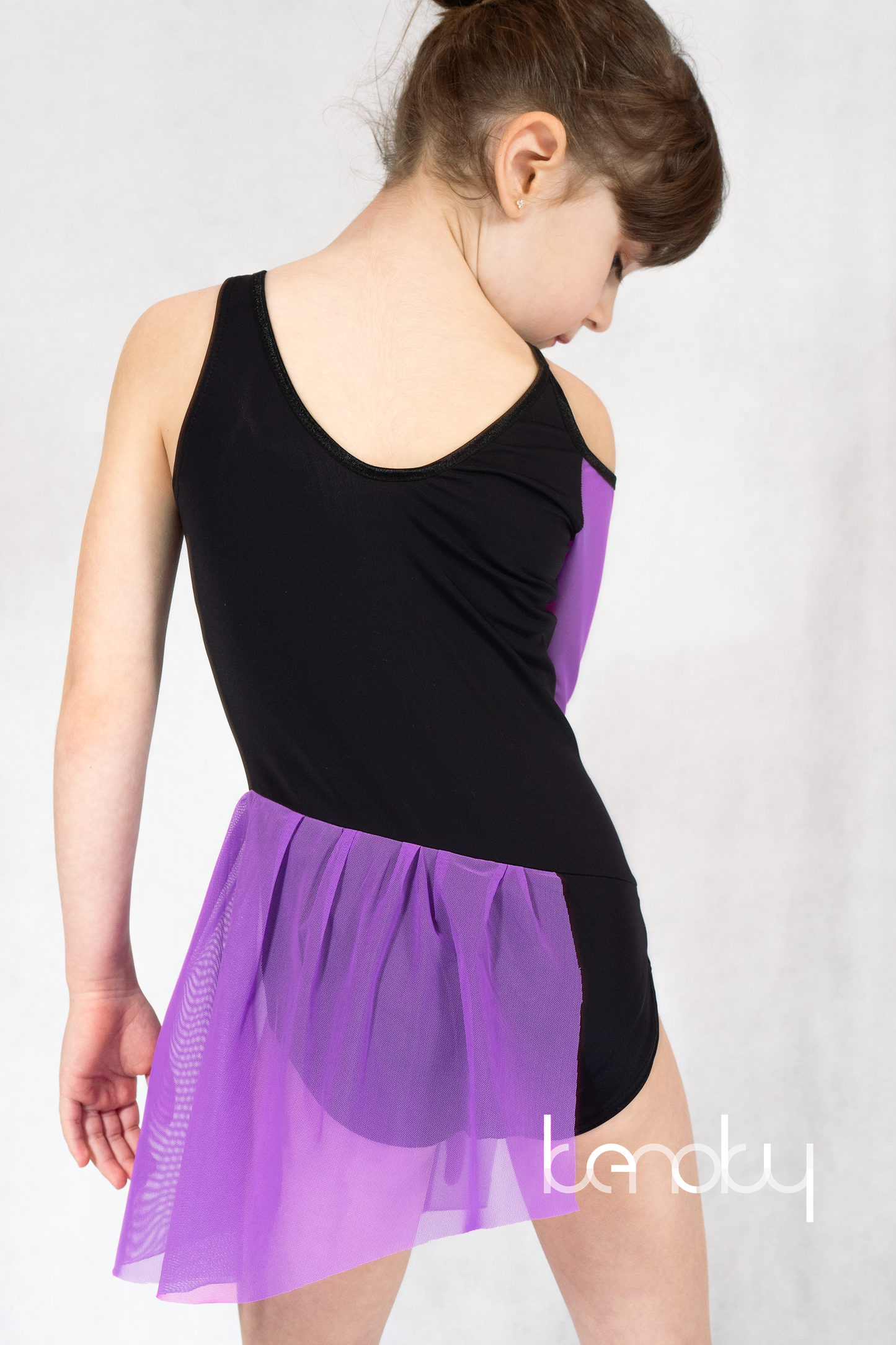 Asszimetrikus fekete-lila táncos dressz