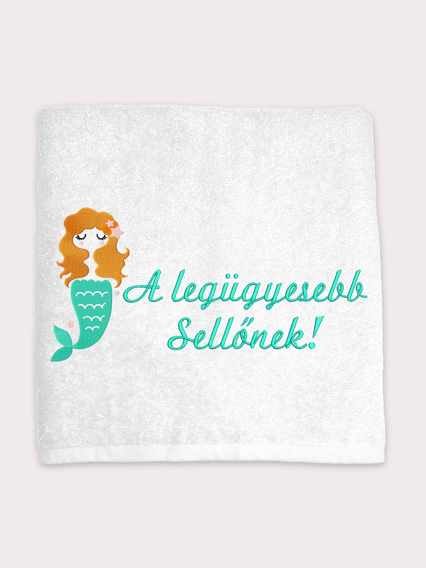 Sellős törölköző egy névvel hímezve